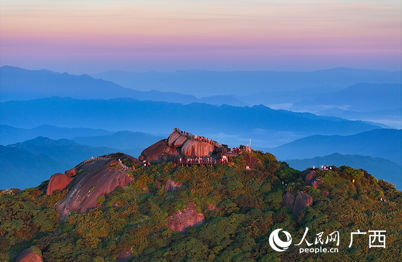 “華南之巔”貓兒山。人民網(wǎng) 雷琦竣攝