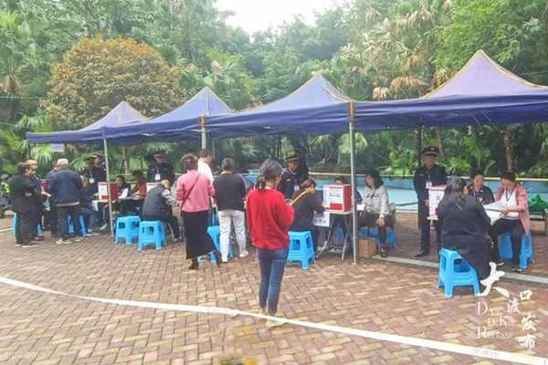 相關(guān)部門約談小區(qū)物業(yè)。大渡口發(fā)布供圖