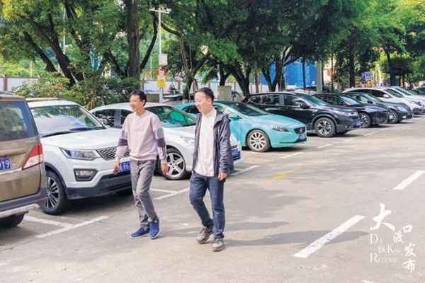 春暉路街道微型停車場內(nèi)車輛停放整齊規(guī)范。大渡口發(fā)布供圖