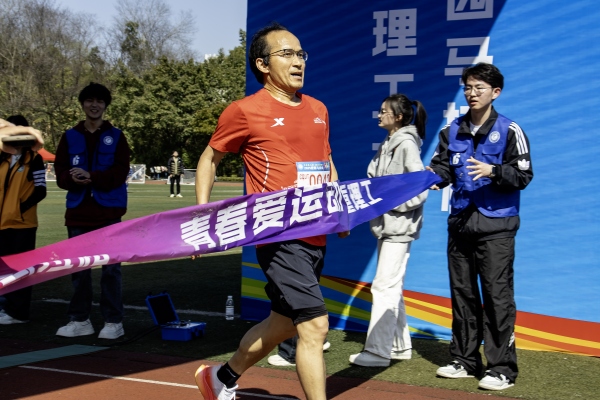 博士生導師彭宗舉沖刺現(xiàn)場。重慶理工大學供圖