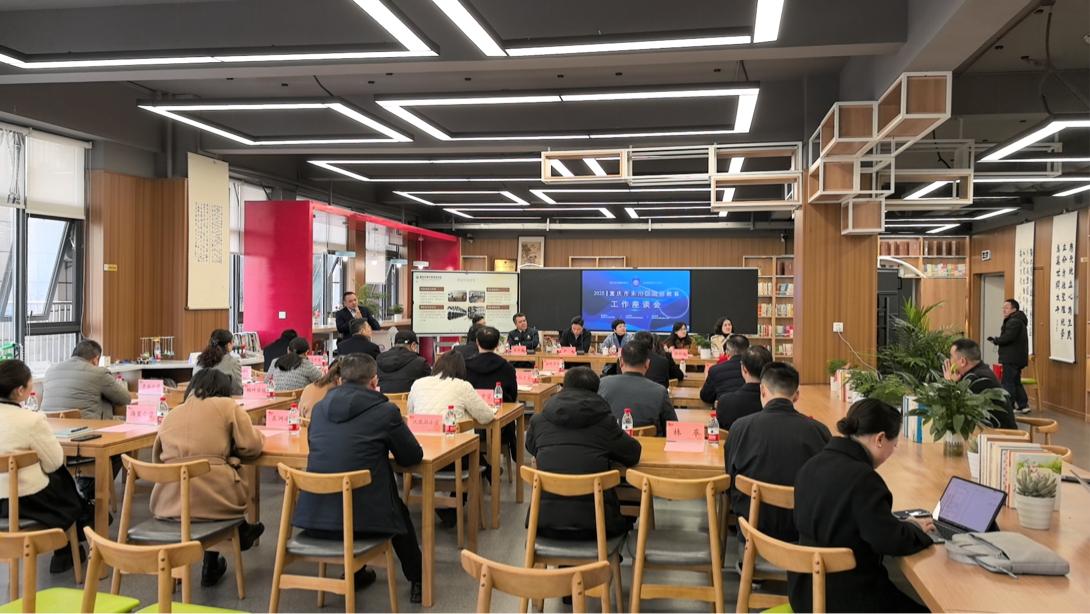 座談會(huì)現(xiàn)場(chǎng)。重慶華繡中等專業(yè)學(xué)校供圖