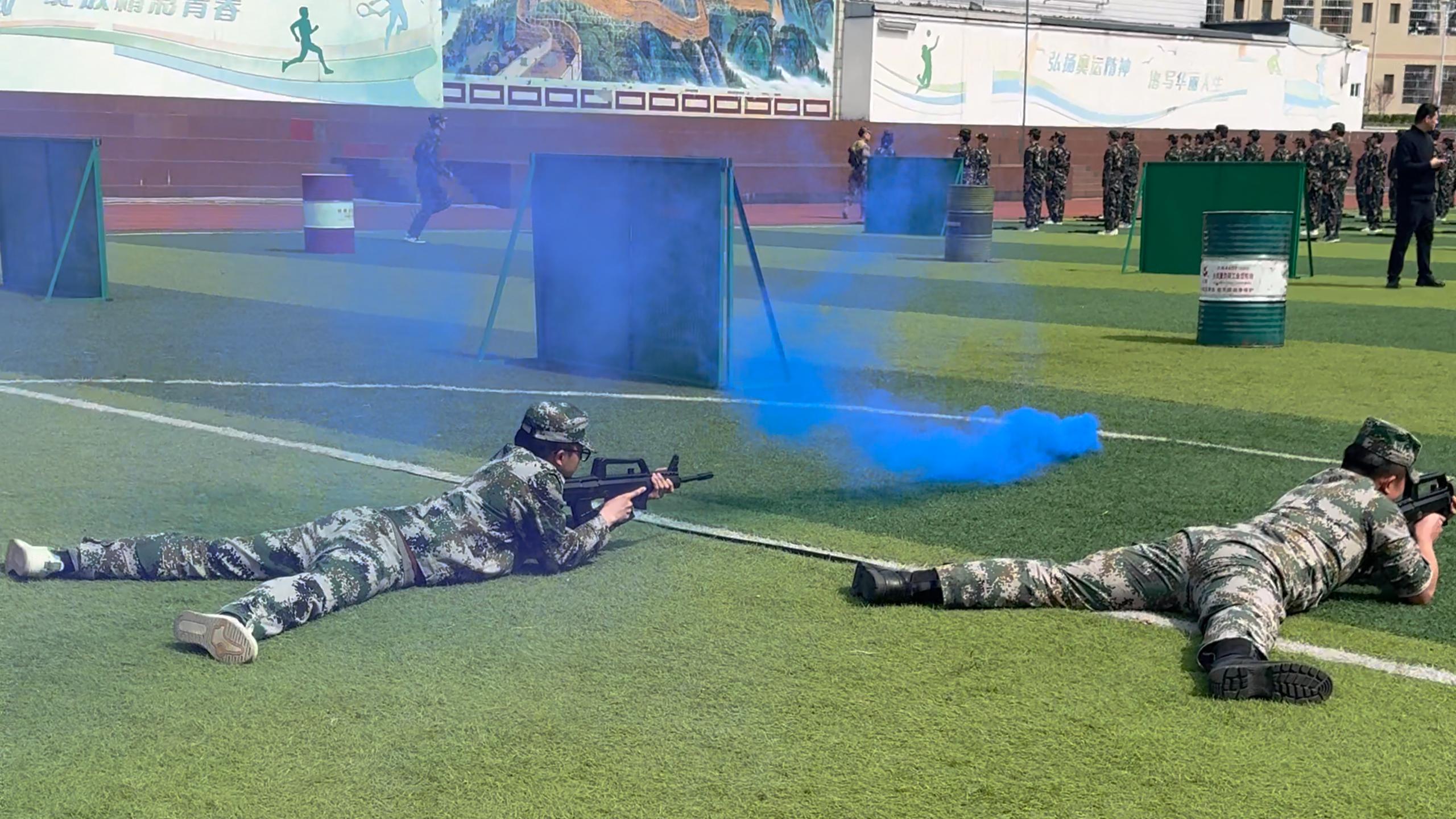 該校國(guó)防教育訓(xùn)練之臥姿持槍訓(xùn)練。重慶華繡中等專業(yè)學(xué)校供圖