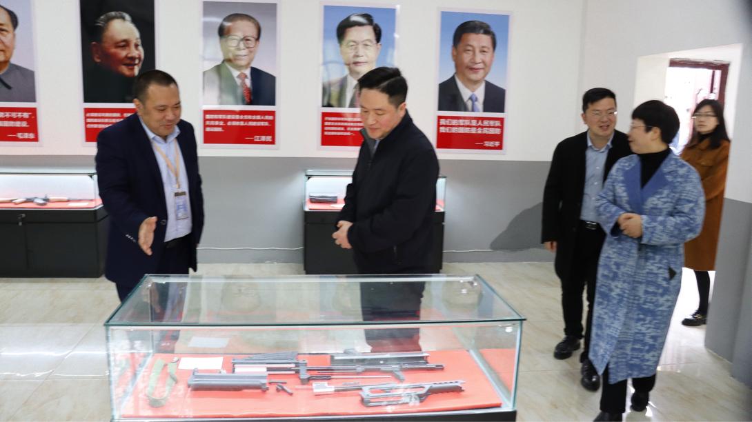 陳濤為重慶市人民武裝學(xué)院的領(lǐng)導(dǎo)及專家介紹國(guó)防展覽室。重慶華繡中等專業(yè)學(xué)校供圖