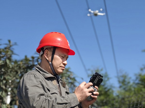 國網(wǎng)重慶永川供電公司員工使用無人機(jī)對線路通道進(jìn)行巡視。國網(wǎng)重慶永川供電公司供圖