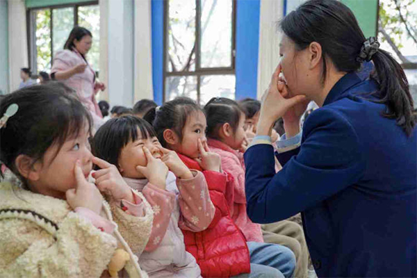 志愿者教孩子們正確學(xué)習(xí)眼保健操。重慶南坪愛(ài)爾眼科醫(yī)院供圖