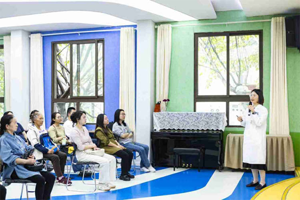 馮勝輝開(kāi)展近視防控科普講座。重慶南坪愛(ài)爾眼科醫(yī)院供圖