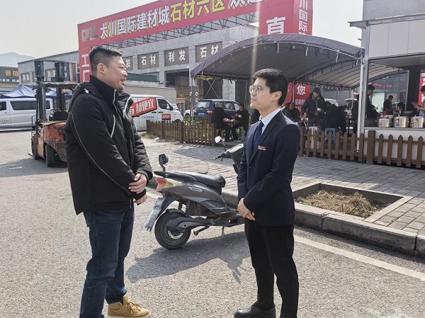 重慶農(nóng)商行沙坪壩支行客戶經(jīng)理李林坤(右)與重慶國際物流樞紐園區(qū)建設(shè)有限責(zé)任公司大川項目負責(zé)人張博(左)在大川國際建材城現(xiàn)場考察項目。重慶農(nóng)商行供圖