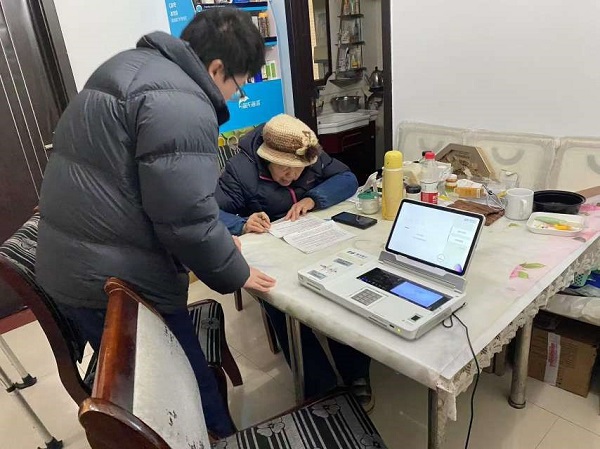 主動上門為客戶服務。浦發(fā)銀行重慶分行供圖