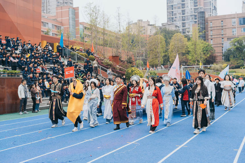 民族服飾展示。育才中學(xué)供圖