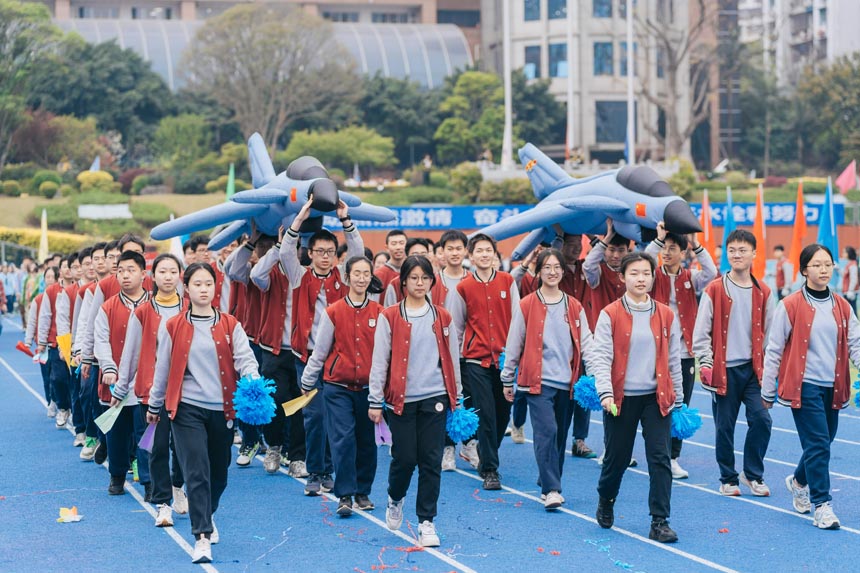 托舉航天夢(mèng)。育才中學(xué)供圖