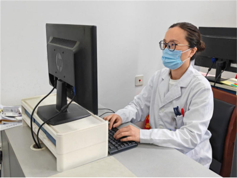 梅春霞的工作照。重慶市中醫(yī)院供圖