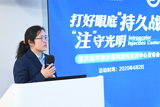 袁詩(shī)曼為患者科普眼底病知識(shí)。重慶南坪愛爾眼科醫(yī)院供圖