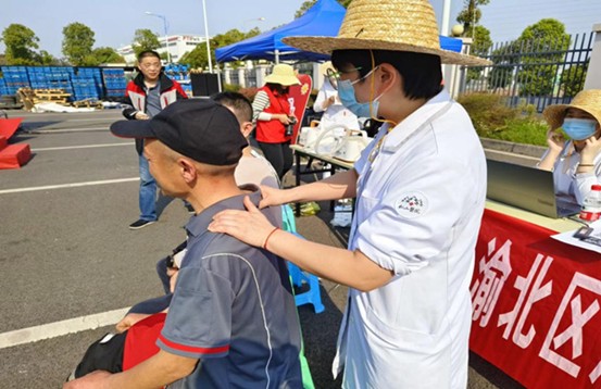 義診活動(dòng)現(xiàn)場(chǎng)。重慶松山醫(yī)院供圖