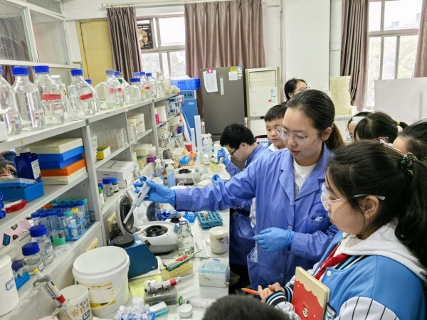 學生代表在實驗室了解蠶?？蒲械拿孛堋＝卑痛孔訉W校供圖