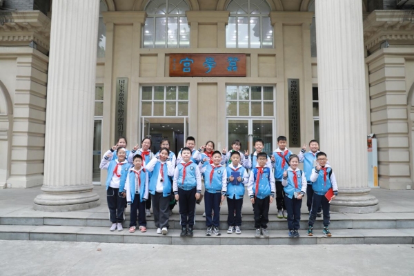 學生代表合影。江北巴川量子學校供圖