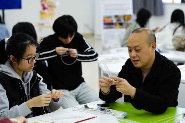 逯德軍現(xiàn)場教學(xué)“彩扎龍珠”。重慶理工大學(xué)供圖