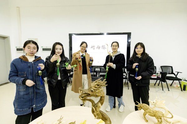 棕編活動現(xiàn)場。重慶理工大學(xué)供圖