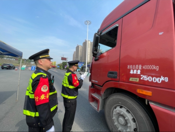交通執(zhí)法人員開展執(zhí)法檢查。重慶市交通運(yùn)輸執(zhí)法總隊(duì)供圖