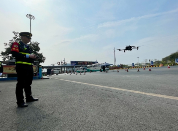 執(zhí)法人員借助無人機(jī)開展安全巡查。重慶市交通運(yùn)輸執(zhí)法總隊(duì)供圖