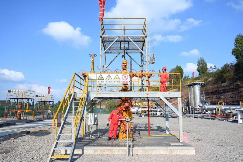 涪陵頁(yè)巖氣田采氣員工精細(xì)呵護(hù)氣井。涪陵頁(yè)巖氣公司供圖