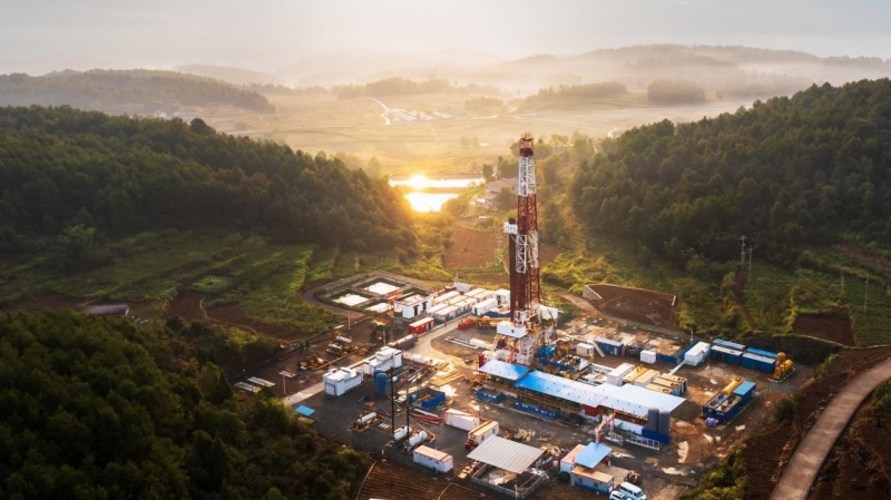晨曦中的涪陵頁(yè)巖氣田鉆井平臺(tái)。涪陵頁(yè)巖氣公司供圖