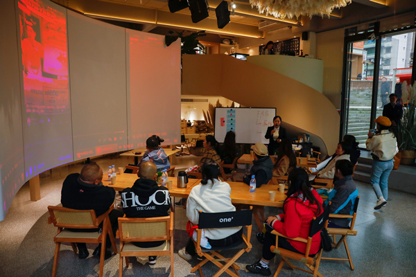 “三師學(xué)堂”走進民主村社區(qū)。九龍坡區(qū)社區(qū)教育學(xué)院供圖