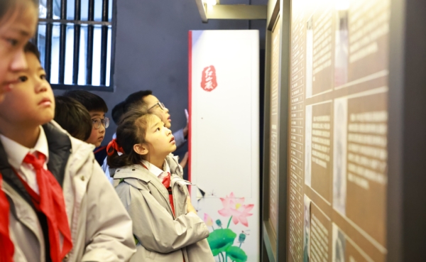 重慶謝家灣學(xué)校五年級(jí)全體師生走進(jìn)歌樂山烈士陵園。重慶謝家灣學(xué)校供圖