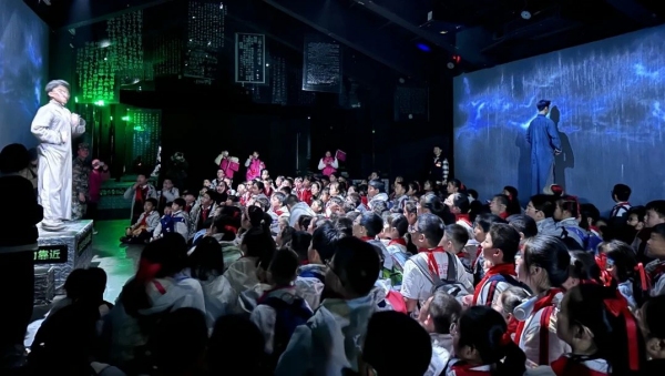 師生觀看原創(chuàng)沉浸式體驗(yàn)劇《黎明之前》。重慶謝家灣學(xué)校供圖