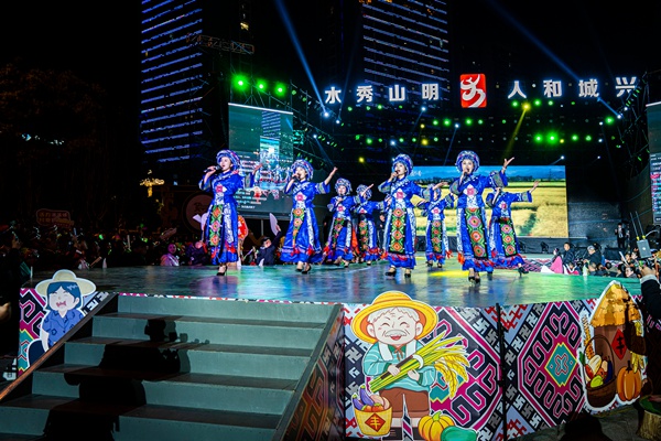 四季村晚演出。姚華勝攝