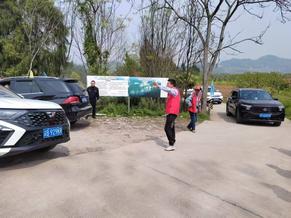 秩序引導(dǎo)志愿服務(wù)。五橋街道供圖