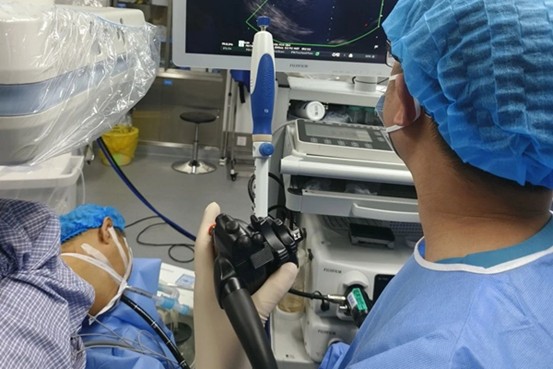 張宇帶領(lǐng)團(tuán)隊(duì)手術(shù)中。重慶西區(qū)醫(yī)院供圖