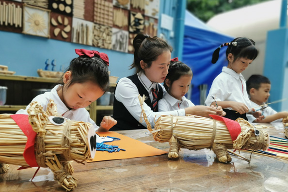 制作非遺麥草藝畫(huà)。大渡口幼兒園供圖