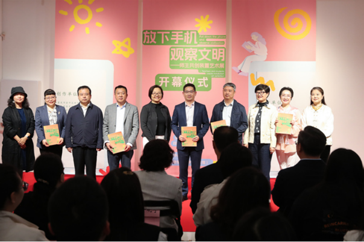 活動(dòng)現(xiàn)場(chǎng)向參展代表贈(zèng)送展覽紀(jì)念畫冊(cè)。李文鳴攝