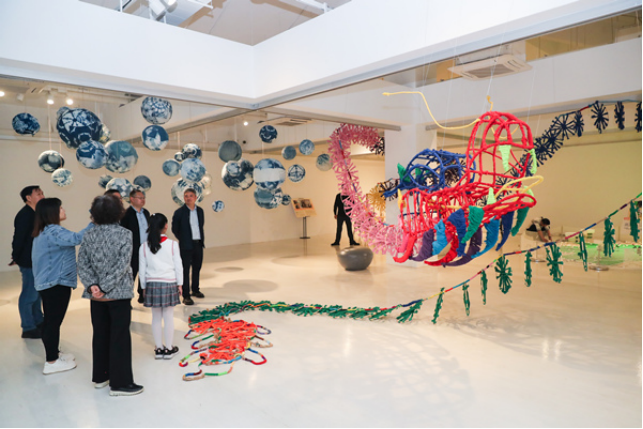 重慶市渝中區(qū)人和街小學(xué)?！段邓{(lán)星球》《經(jīng)緯·涅槃》。李文鳴攝