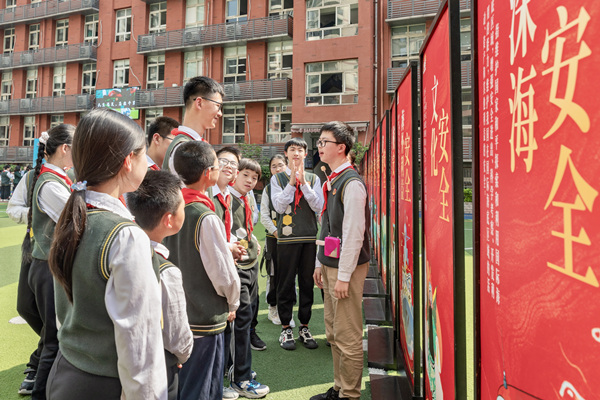 渝中區(qū)舉行2025年國家安全教育進(jìn)校園活動。羅云希攝