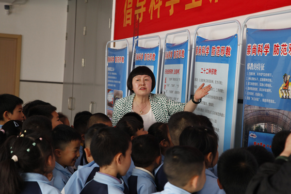 學(xué)生們觀看展板?；顒?dòng)方供圖