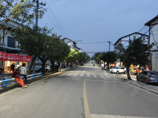 永興村2社更換為太陽(yáng)能路燈后的路段。興隆鎮(zhèn)供圖