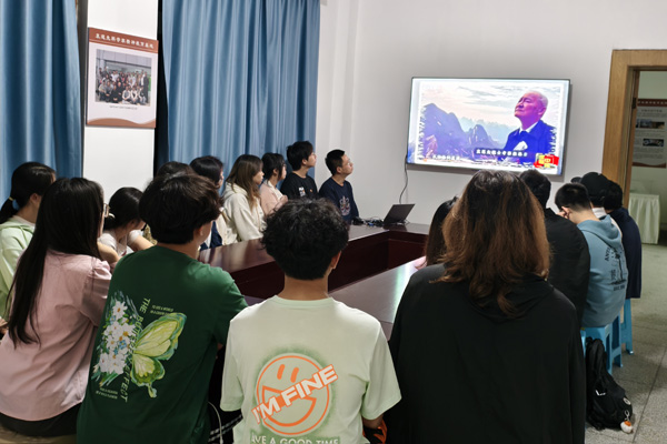 學(xué)生觀看2024年“讀懂中國(guó)”優(yōu)秀作品展播。西南大學(xué)供圖