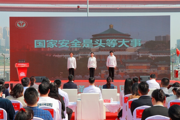 重慶市大學(xué)生總體國家安全觀宣講團(tuán)宣講《國家安全是頭等大事》。胥世鵬攝