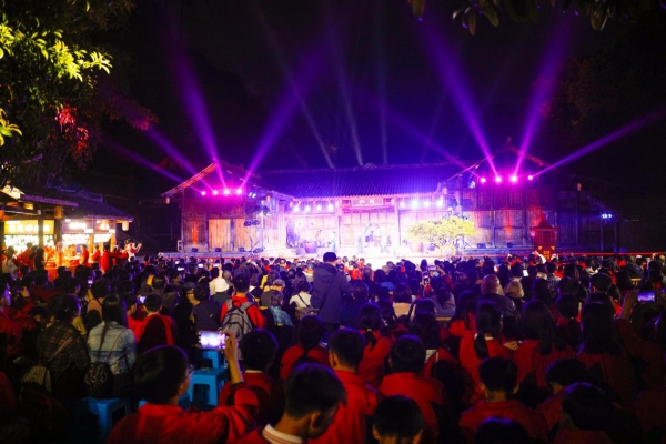 酉陽桃花源景區(qū)在夜間推出"幻界光影秀"。酉陽旅投供圖