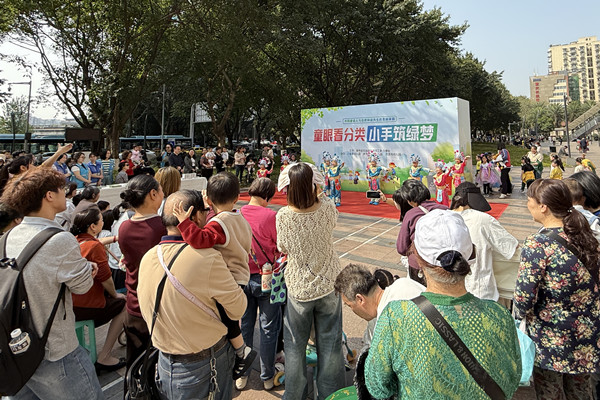 “童眼看分類 小手筑綠夢(mèng)”主題宣傳活動(dòng)現(xiàn)場(chǎng)?；顒?dòng)方供圖