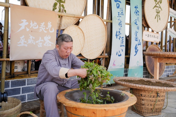 現(xiàn)場炒茶。巫溪縣盛景公司供圖