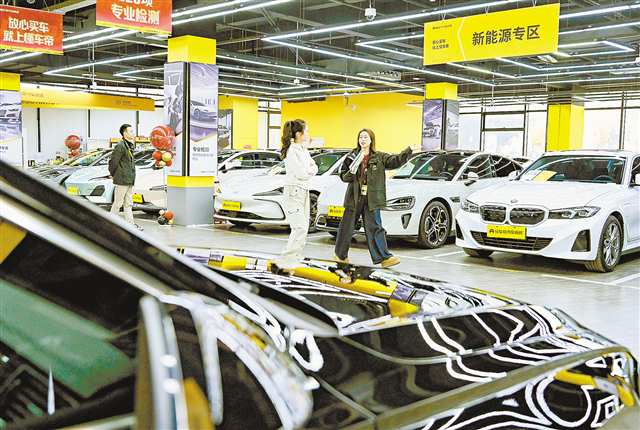 3月17日，懂車(chē)帝汽車(chē)商城(重慶店)，消費(fèi)者在此選購(gòu)二手新能源汽車(chē)。記者 張錦輝 攝/視覺(jué)重慶