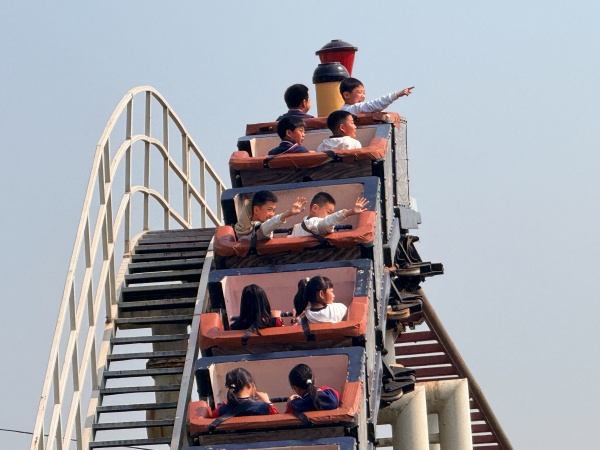 孩子們體驗游樂設施。景區(qū)供圖