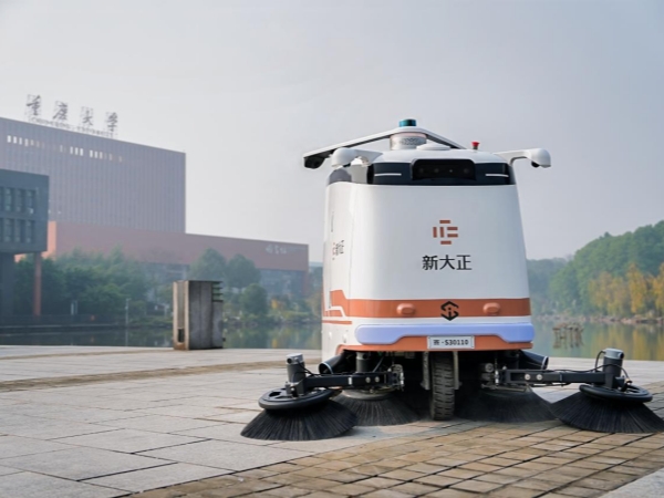 新大正智能清潔機器人“大白”日常作業(yè)。新大正供圖