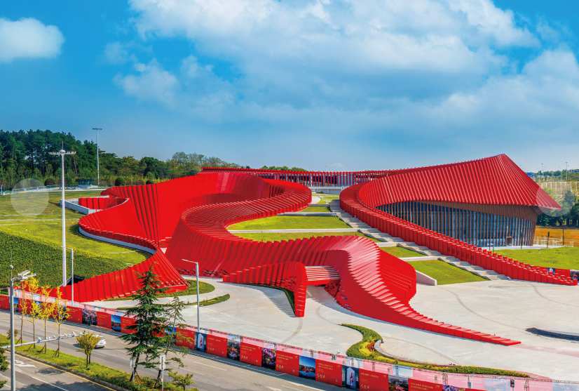 貴州長征文化數(shù)字藝術(shù)館如“紅色飄”嵌入大地。貴州長征文化數(shù)字藝術(shù)館供圖