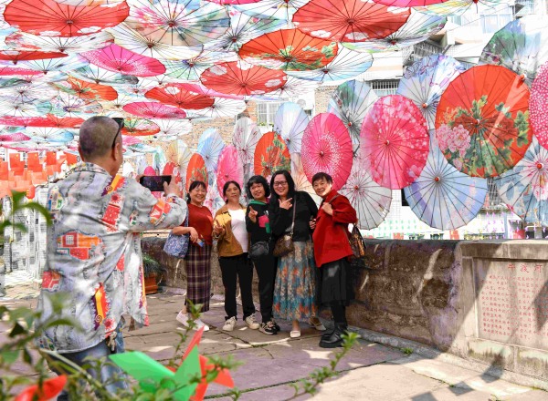 居民拍照留念。成蓉攝