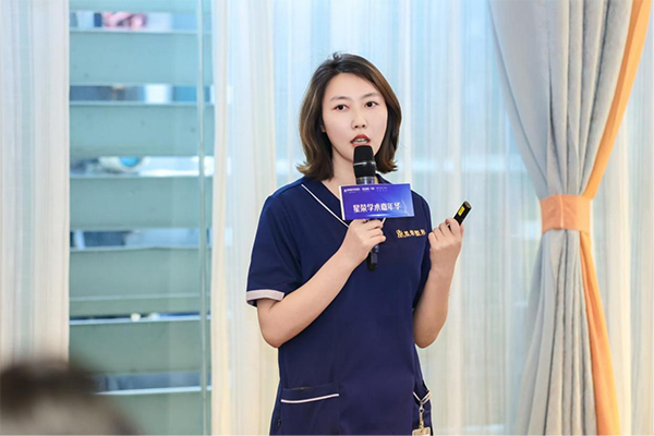 黃玲在會上分享。主辦方供圖