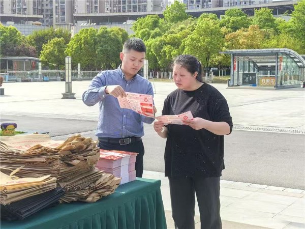 講解國(guó)家安全知識(shí)。郎興花攝