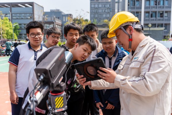 工作人員展示“黑科技”。簡易攝